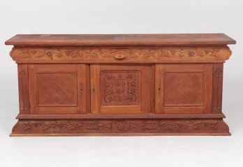 Старинный комод с резьбой в виде растительного узора код. RM4100676