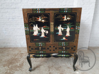 Старинный комод в стиле шинуазри с резьбой и инкрустацией код. BE107433