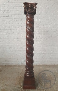 картинка Антикварная витая резная колонна салоне старинных вещей "Шебби" являющийся официальным дистрибьютором в России и Беларуси