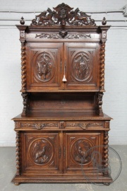 Антикварный буфет, декорированный объемной резьбой в античной охотничьей тематике код. BE4097519