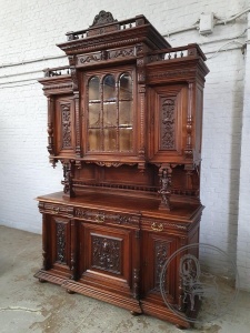 картинка Антикварный буфет из ореха с колоннами в виде гротескных фигур салоне старинных вещей "Шебби" являющийся официальным дистрибьютором в России и Беларуси