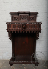 Антикварная консоль из дуба в готическом стиле с медальоном в виде головы льва код. BE107009