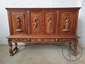 Старинный комод на высоком основании, декорированный объемной резьбой код. BE4165696