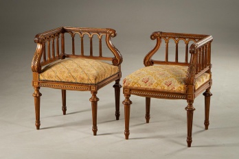 Пара антикварных кресел с резными колоннами на спинках код. RM4101616