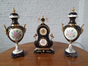 картинка Антикварные часы с канделябрами салоне старинных вещей "Шебби" являющийся официальным дистрибьютором в России и Беларуси