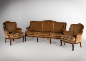 картинка Старинный комплект для гостиной в велюровой обивке салоне старинных вещей "Шебби" являющийся официальным дистрибьютором в России и Беларуси