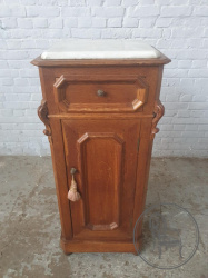 Антикварная тумба с небольшими балюстрами на торцах боковин код. BE3259570