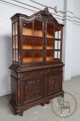 Антикварная витрина в стиле тенирс с сюжетной резьбой код. BE107390