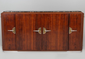 картинка Старинный комод с мраморной столешницей и гнутыми дверцами салоне старинных вещей "Шебби" являющийся официальным дистрибьютором в России и Беларуси