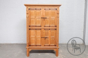 картинка Антикварный высокий комод в стиле рустик салоне старинных вещей "Шебби" являющийся официальным дистрибьютором в России и Беларуси