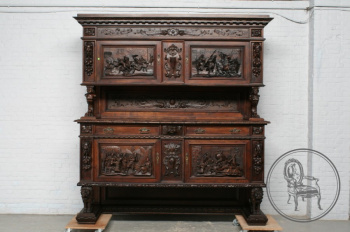 Антикварный буфет со сценами сражения и львами у подножья код. BE3259286