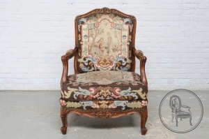 картинка Антикварное резное кресло из ореха с гобеленовой обивкой салоне старинных вещей "Шебби" являющийся официальным дистрибьютором в России и Беларуси