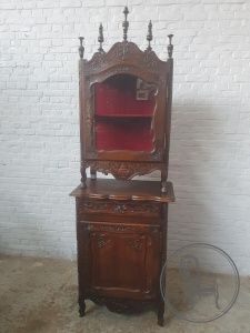 картинка Антикварная витрина из ореха, декорированная растительной резьбой со шпилями в готическм стиле салоне старинных вещей "Шебби" являющийся официальным дистрибьютором в России и Беларуси