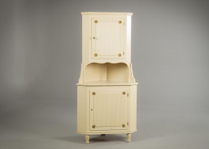 картинка Старинный угловой посудный шкаф салоне старинных вещей "Шебби" являющийся официальным дистрибьютором в России и Беларуси