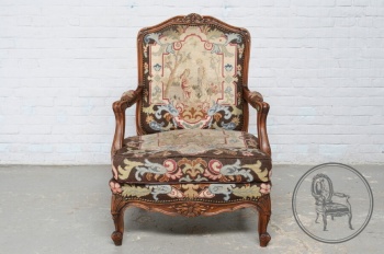 Антикварное резное кресло из ореха с гобеленовой обивкой код. BE4096988
