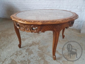 картинка Антикварный журнальный столик из ротанга с резным декором и стеклянной столешницей салоне старинных вещей "Шебби" являющийся официальным дистрибьютором в России и Беларуси