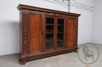 Старинный книжный шкаф с геральдической резьбой код. BE107477