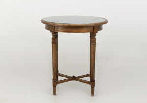 картинка Старинный столик салоне старинных вещей "Шебби" являющийся официальным дистрибьютором в России и Беларуси