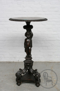 картинка Антикварный столик - подставка салоне старинных вещей "Шебби" являющийся официальным дистрибьютором в России и Беларуси