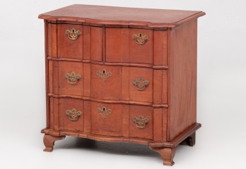 Старинный массивный комод из красного дерева с бронзовыми ручками и накладками код. RM4100677