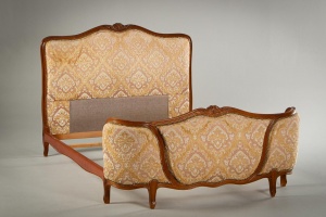 картинка Старинная кровать из красного дерева салоне старинных вещей "Шебби" являющийся официальным дистрибьютором в России и Беларуси