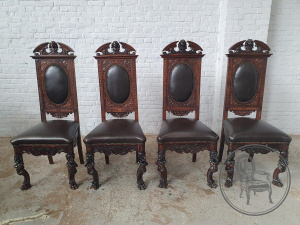 картинка Антикварный комплект стульев (4 шт.) со сложной ботанической резьбой, отделанный кожей салоне старинных вещей "Шебби" являющийся официальным дистрибьютором в России и Беларуси
