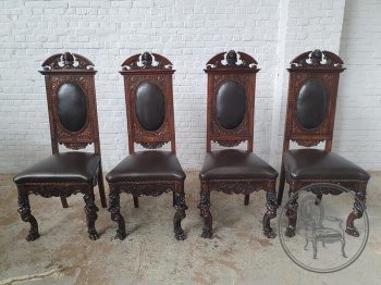Антикварный комплект стульев (4 шт.) со сложной ботанической резьбой, отделанный кожей код. BE3259550