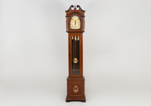 картинка Старинные напольные часы салоне старинных вещей "Шебби" являющийся официальным дистрибьютором в России и Беларуси