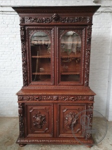 картинка Антикварный буфет в охотничьем стиле салоне старинных вещей "Шебби" являющийся официальным дистрибьютором в России и Беларуси