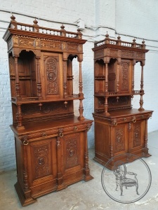 картинка Пара антикварных резных дубовых буфетов салоне старинных вещей "Шебби" являющийся официальным дистрибьютором в России и Беларуси
