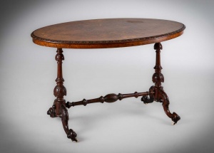 картинка Антикварный стол из ореха с маркерти и точеныными ножками салоне старинных вещей "Шебби" являющийся официальным дистрибьютором в России и Беларуси