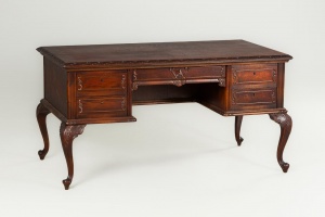 картинка Старинный письменный стол с резными фигурными ножками салоне старинных вещей "Шебби" являющийся официальным дистрибьютором в России и Беларуси