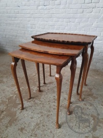 Набор антикварных столиков из красного дерева код. BE4103773