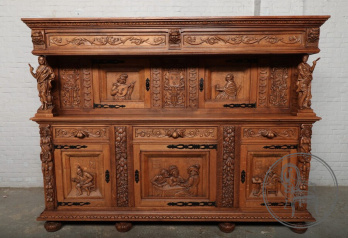 Антикварный буфет с сюжетной резьбой и объемными фигурами код. BE106989