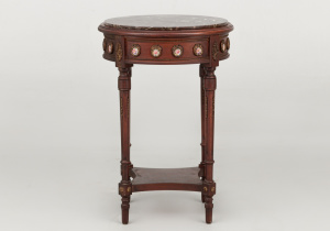 картинка Cтаринный приставной столик салоне старинных вещей "Шебби" являющийся официальным дистрибьютором в России и Беларуси