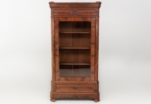 картинка Антикварный посудный шкаф из красного дерева в классическом стиле салоне старинных вещей "Шебби" являющийся официальным дистрибьютором в России и Беларуси