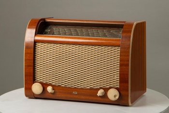 Старинное радио в корпусе из красного дерева код. RM4101602