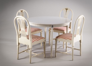 Старинный комплект мебели для столовой: круглый стол и стулья (4 шт.) с мягкими сиденьями в полоску код.&nbsp;RM4165347