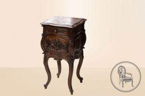 картинка Антикварная тумбочка салоне старинных вещей "Шебби" являющийся официальным дистрибьютором в России и Беларуси