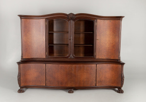 картинка Антикварный посудный шкаф салоне старинных вещей "Шебби" являющийся официальным дистрибьютором в России и Беларуси