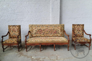 картинка Антикварный гарнитур с цветочным гобеленом салоне старинных вещей "Шебби" являющийся официальным дистрибьютором в России и Беларуси