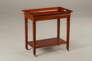 картинка Старинный сервировочный столик - бар салоне старинных вещей "Шебби" являющийся официальным дистрибьютором в России и Беларуси