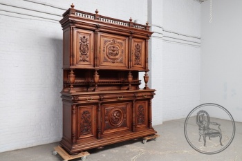 Антикварный буфет с выразительной фантазийной резьбой код. BE4097679