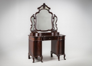 картинка Антикварный косметический столик с выдвижными ящиками и зеркалом с рельефной резьбой салоне старинных вещей "Шебби" являющийся официальным дистрибьютором в России и Беларуси