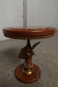 картинка Старинный столик из дуба с бронзовой ножкой в виде орла и мраморным верхом салоне старинных вещей "Шебби" являющийся официальным дистрибьютором в России и Беларуси