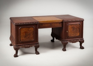 картинка Антикварный дубовый письменный стол со шпоном ореха салоне старинных вещей "Шебби" являющийся официальным дистрибьютором в России и Беларуси
