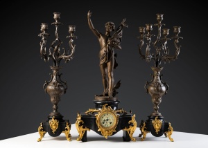  Антикварный каминный гарнитур, часы и два канделябра код.&nbsp;RM4166020