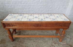 картинка Старинный резной кофейный столик с керамической столешницей салоне старинных вещей "Шебби" являющийся официальным дистрибьютором в России и Беларуси