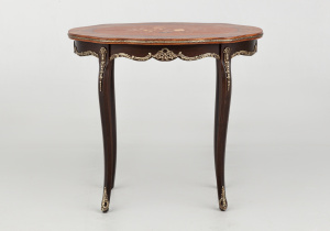 картинка Старинный столик салоне старинных вещей "Шебби" являющийся официальным дистрибьютором в России и Беларуси