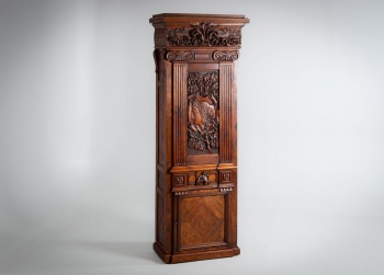 Антикварный посудный шкаф с резьбой в виде женской головы код. RM4147881